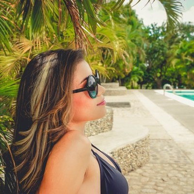 5 cose da sapere se usi lenti a contatto al mare e in&nbsp;piscina